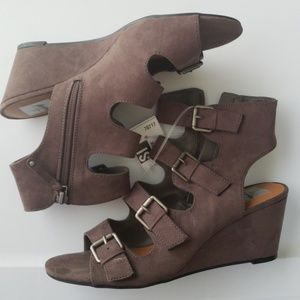 BRAND NEW! NEVER BEEN WORN! 8 1/2 women's wedges